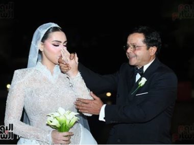 ابنة محمد هنيدي تقبل يد والدها في حفل زفافها