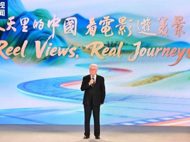 تكريم رئيس مهرجان القاهرة السينمائي في كرنفال ثقافة السينما بالصين