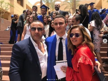 ياسين احمد السقا يجمع بين والديه