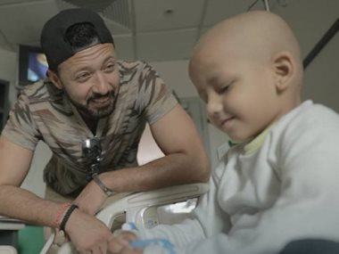 أحمد فهمى وطفل مريض بالكانسر أثناء التصوير