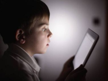 طفل يستخدم مواقع التواصل