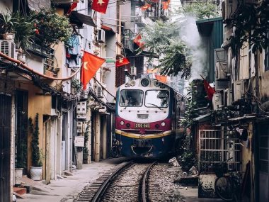 قطار فيتنام يمر عبر البيوت