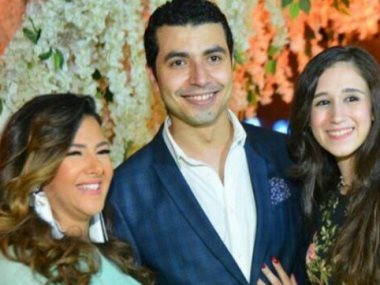 دنيا سمير غانم بصحبة محمد انور و زوجته 