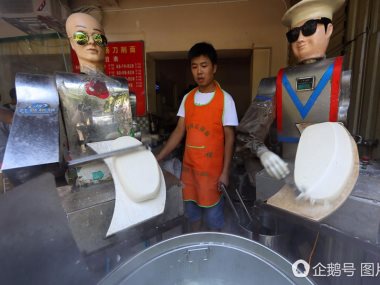 روبوت يصنع المكرونة فى مطعم بالصين