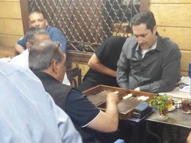 علاء مبارك على المقاهى بمنطقة إمبابة