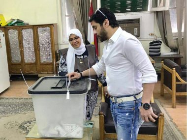 أحمد حسن يدلى بصوته فى الانتخابات