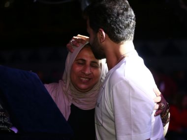 محمد رشاد يقبل والدته