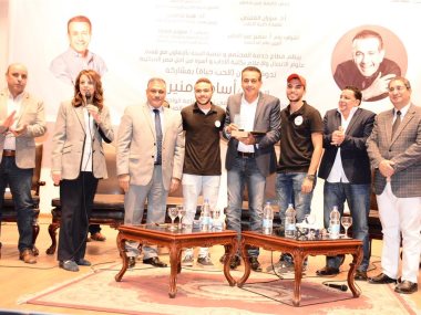 أسامة منير مع طلاب ومسئولى جامعة عين شمس