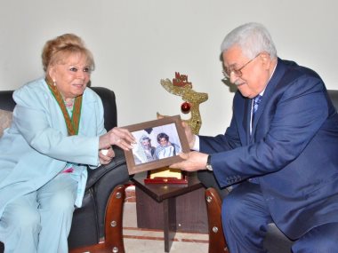 الرئيس أبو مازن مع الفنانة نادية لطفى