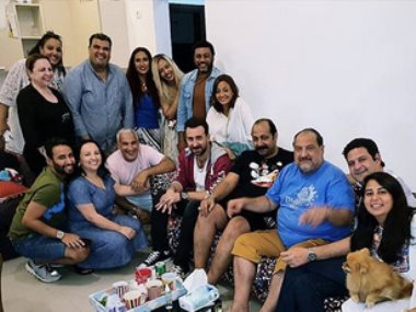 خالد الصاوى مع أصدقائه ومجموعة من الفنانين