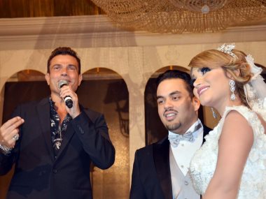 عمرو دياب والعروسان
