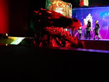 ديناصور بحجمه الطبيعي علي المسرح 