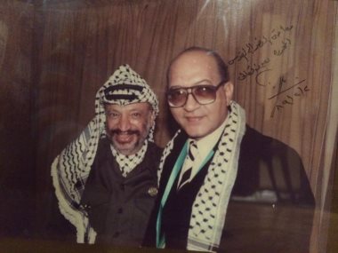 فيصل ندا مع الزعيم الفلسطينى ياسر عرفات 