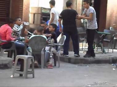 أطفال يشربون الشيشة فى العيد