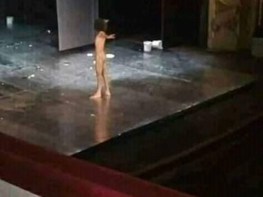 الممثل السورى الذى خلع ملابسه على المسرح
