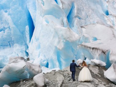 حفل زفاف على قمه نهر جليدى