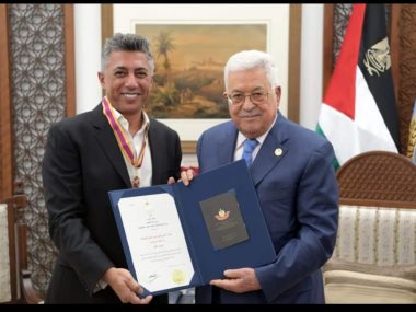 رئيس دولة فلسطين محمود عباس وصوت الأردن الفنان عمر العبداللات