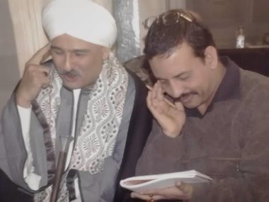 جمال سليمان مع مصحح اللهجة حسن القناوى فى كواليس مسلسل "أفراح إبليس"