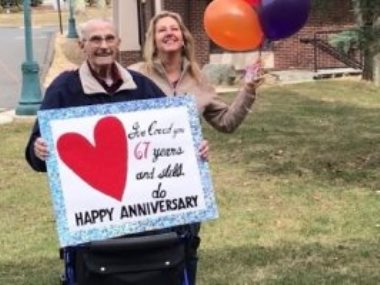عجوز يحتفل بذكرى زواجه الـ 67