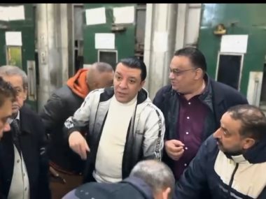 مصطفى كامل يودع أعضاء نقابة الموسيقيين المتجهين للعمرة 