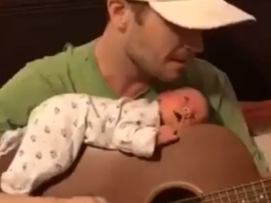 عزف الموسيقى لمساعدة الأطفال على النوم