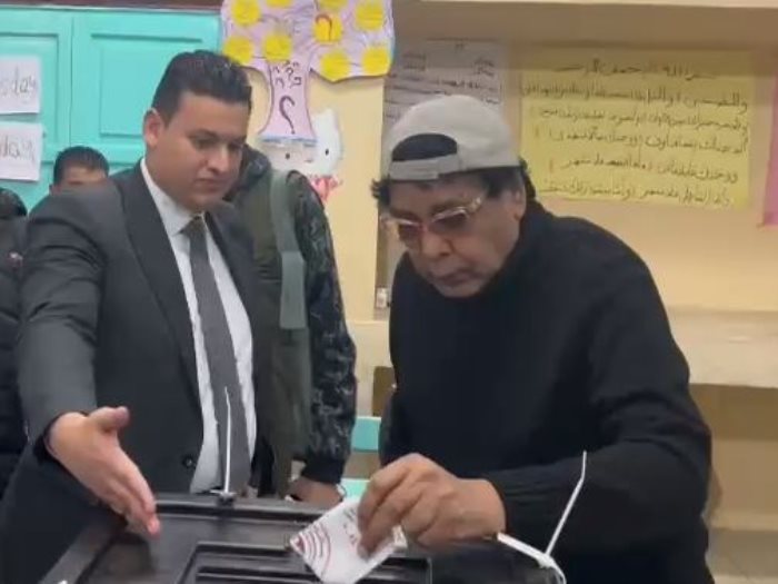 محمد منير يدلي بصوته في الانتخابات الرئاسية