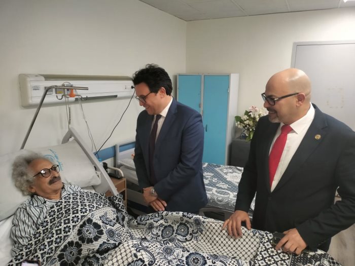وزير الثقافة يزور الكاتب الكبير صنع الله إبراهيم 