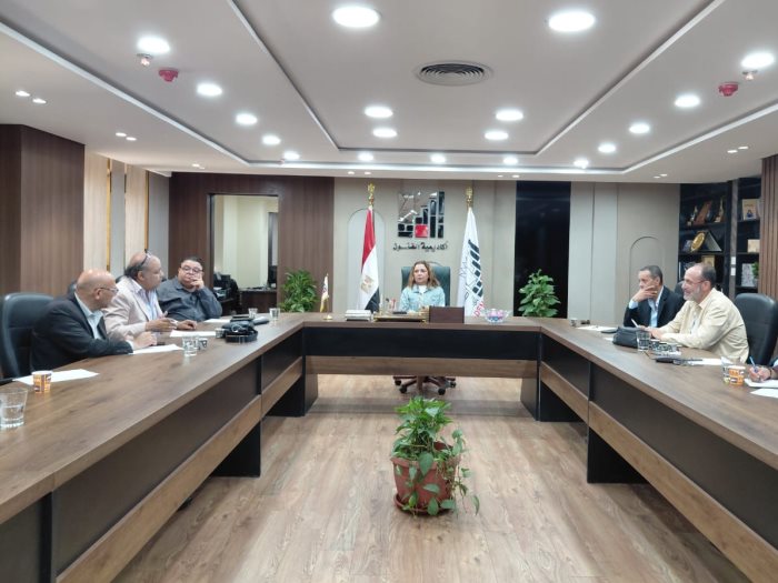 اللجنة العليا لـ مهرجان القاهرة للعرائس داخل أكاديمية الفنون 