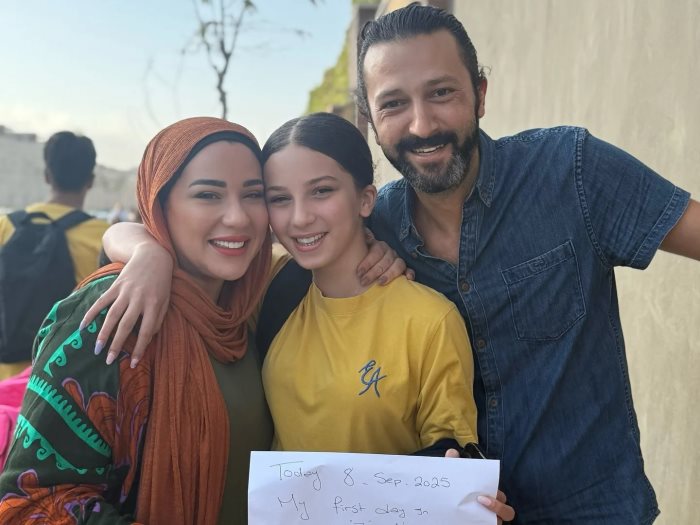 أسما شريف منير مع وزوجها السابق مع ابنتهما