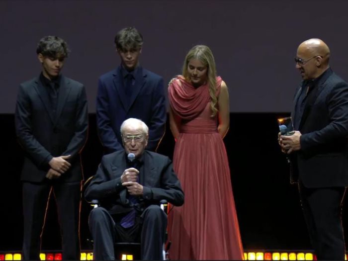 النجم مايكل كين