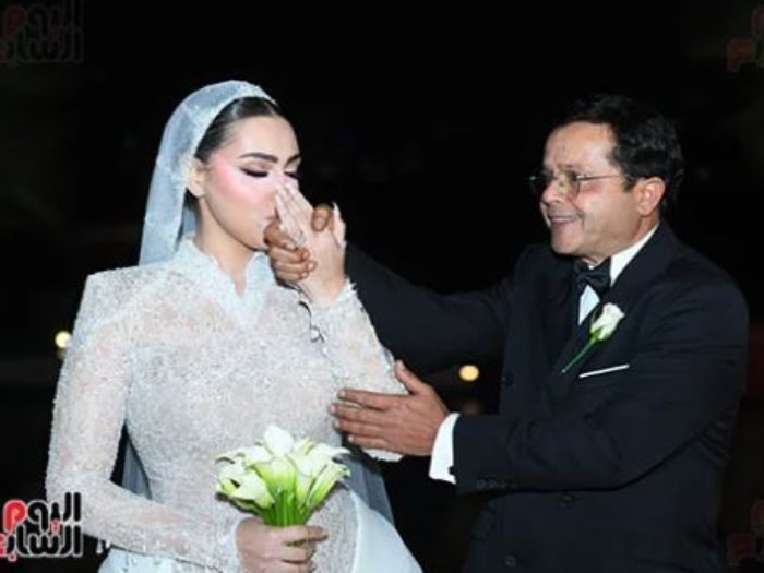 ابنة محمد هنيدي تقبل يد والدها في حفل زفافها
