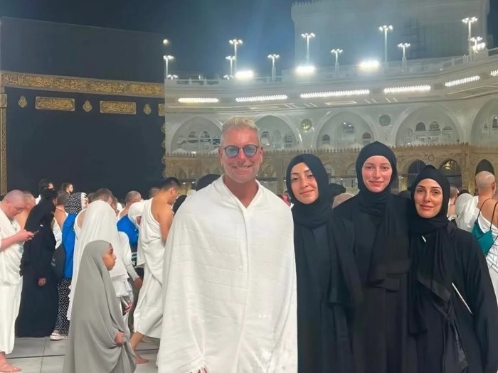 تامر هجرس وزوجته وبناته