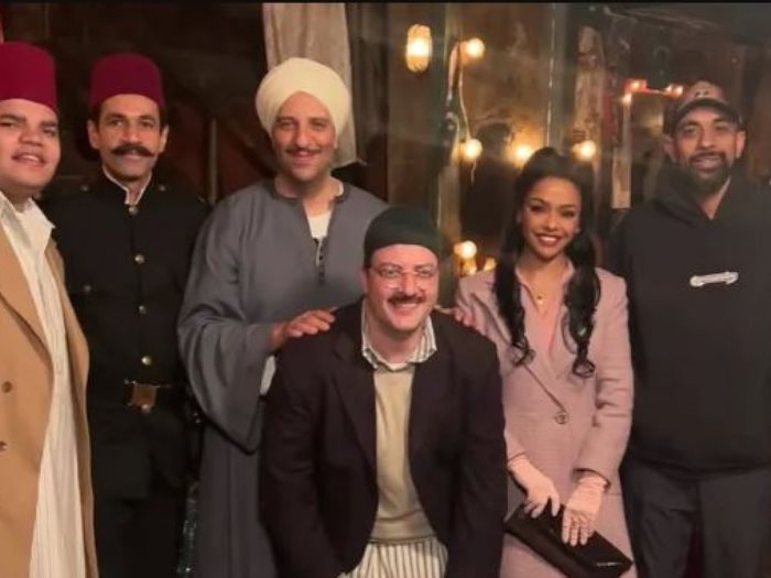 المخرج حسام علي مع صناع مسلسل النص.