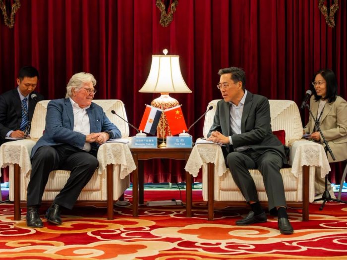 حسين فهمي  وفان يون نائب رئيس التحرير في مجموعة الصين للإعلام