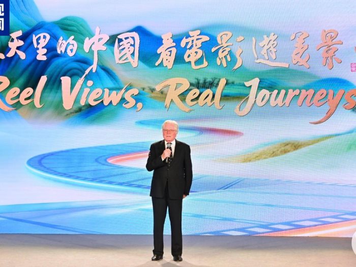تكريم رئيس مهرجان القاهرة السينمائي في كرنفال ثقافة السينما بالصين