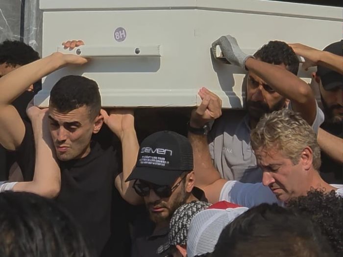 تامر حسنى يحمل نعش والده