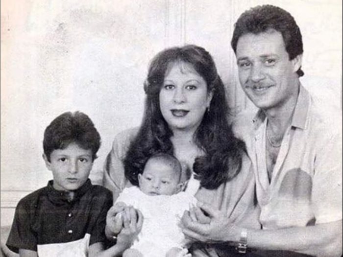 أحمد الفيشاوى مع عائلته