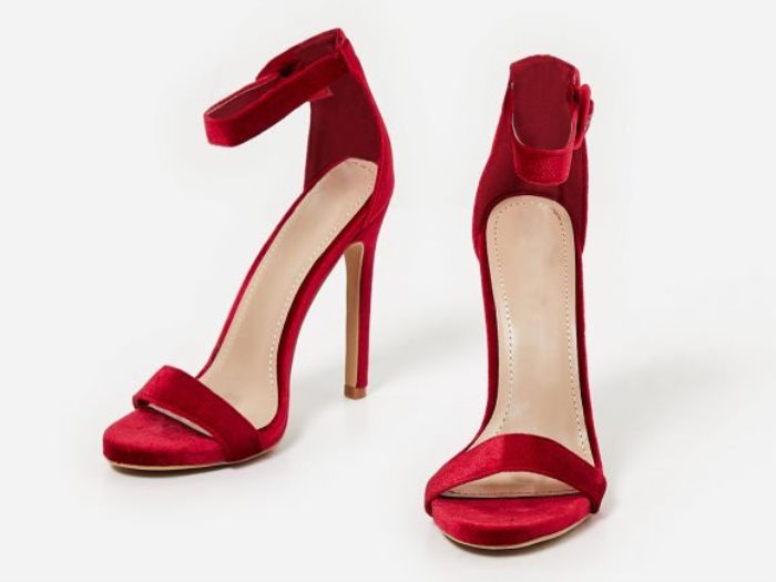 احذية حمراء