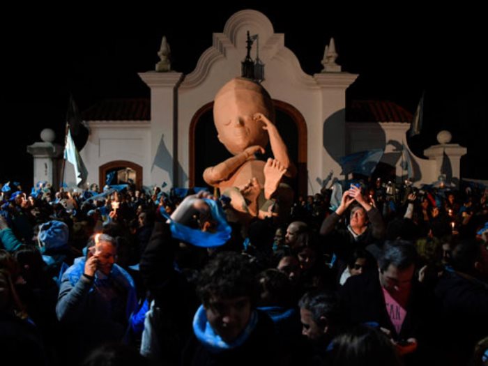 تظاهر الأرجنتين ضد قانون الإجهاض
