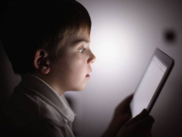 طفل يستخدم مواقع التواصل