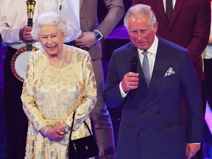 لأول مرة ملكة بريطانيا تظهر عاطفتها بحفل عيد ميلاد ابنها الأمير تشارلز الـ70 عين