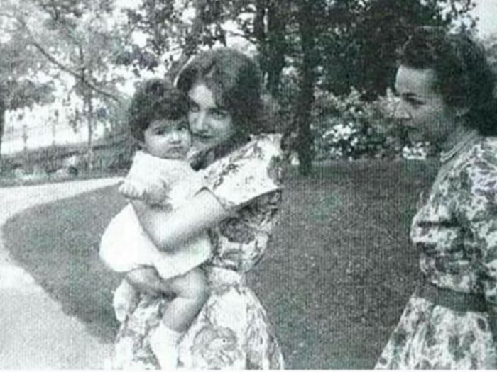 الأميرة فوزية مع ابنتها وحفيدتها