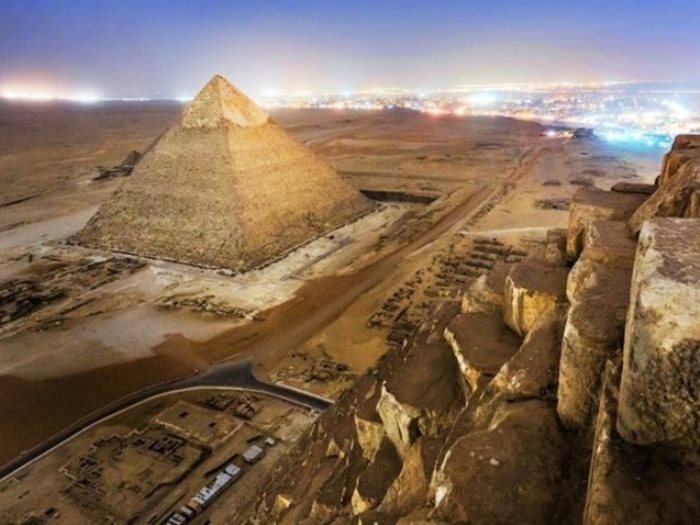 صورة خلابة للقاهرة من أعلى الهرم