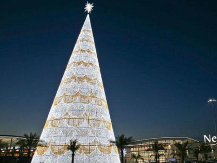 اكبر شجرة لعيد الميلاد فى اوروبا تكون فى اسبانيا