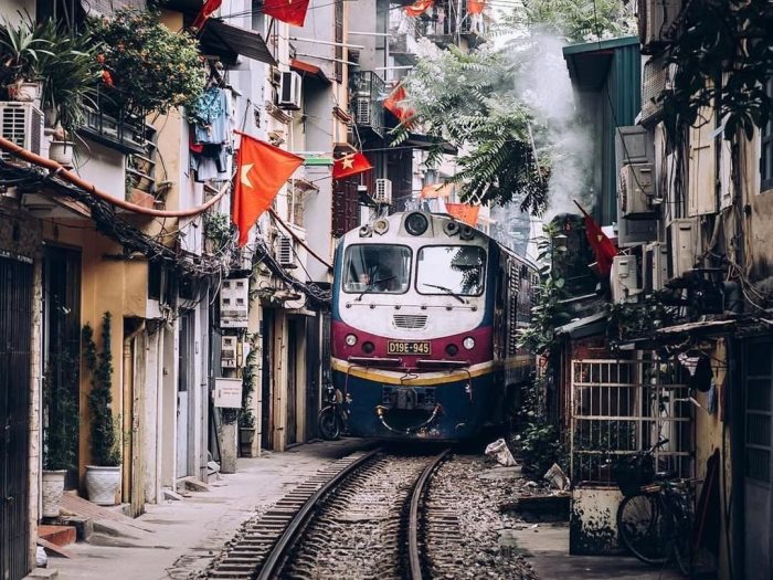 قطار فيتنام يمر عبر البيوت