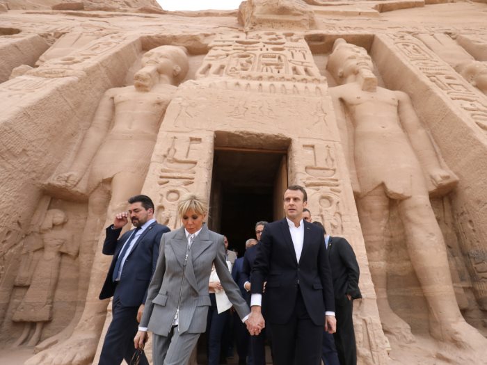 خلال زيارة الرئيس الفرنسى وقرينته لمعبد أبو سمبل