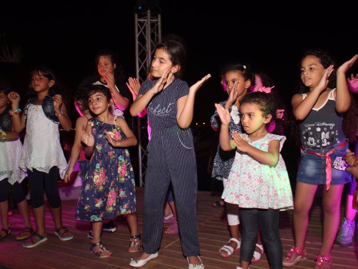 الأطفال يرقصو على الطريقة الهندية 