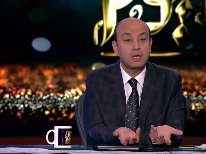عمرو أديب خلال عرضه لأحد منتجات الأثاث المصرية