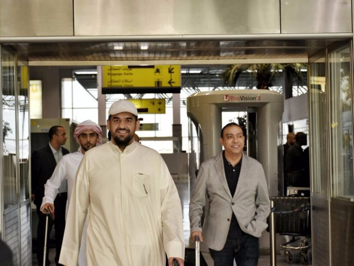 حسين الجسمى يصل مطار القاهرة الدولى