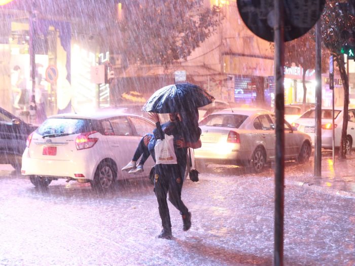 صورة رومانسية تحت الأمطار